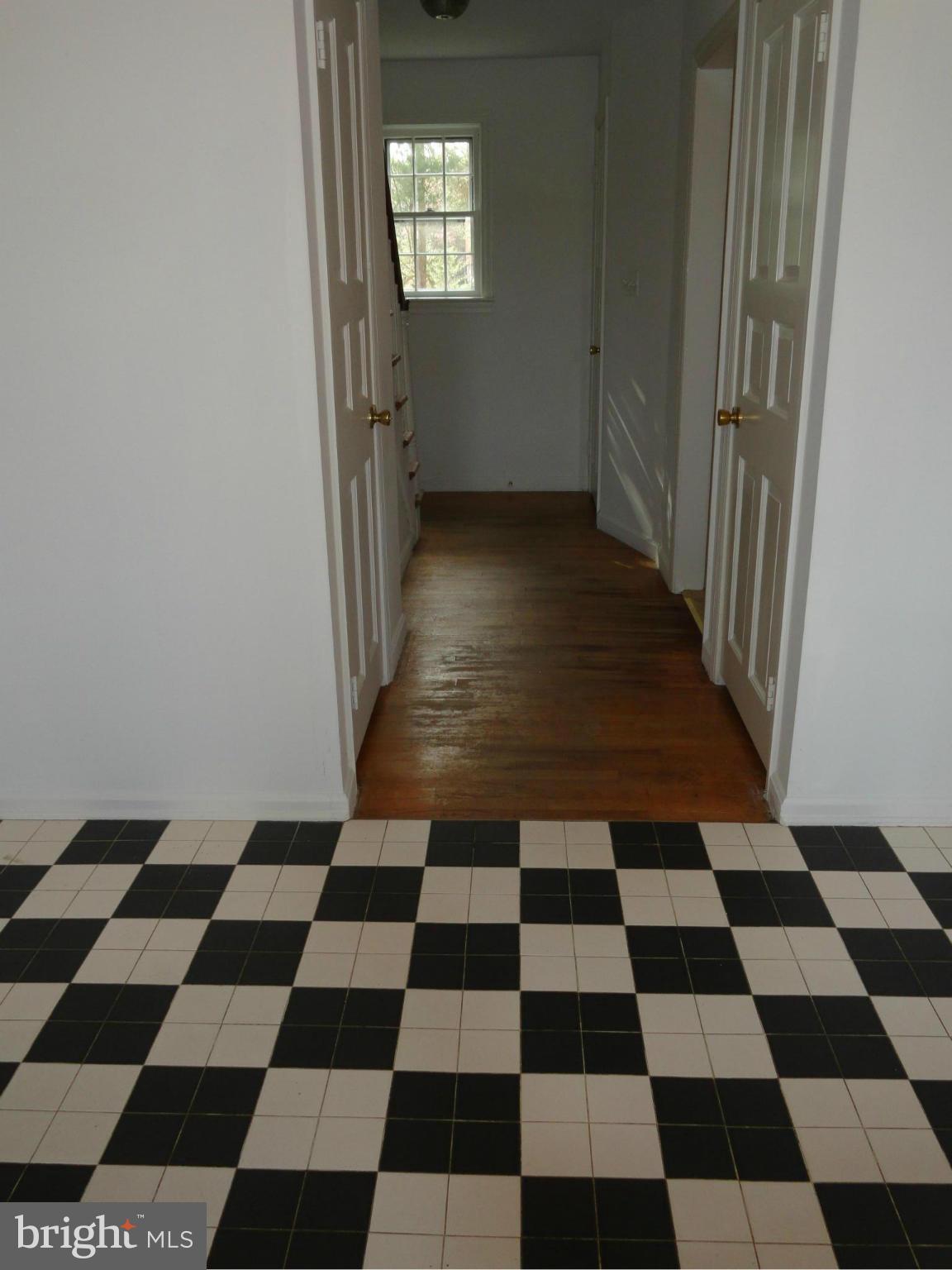 913 Melvin Road Annapolis, MD 21403 - Photo 5 of 22 Entrance Foyer