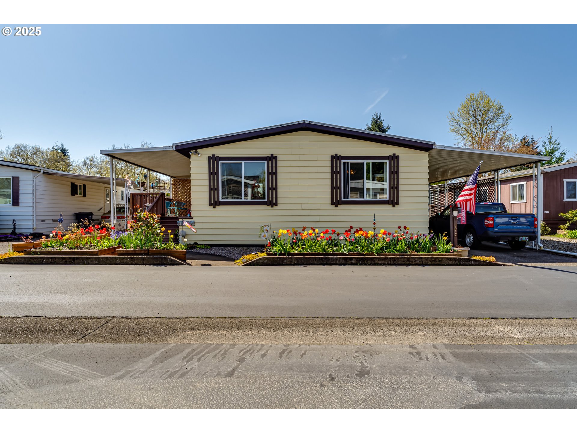 1400 Candlelight Drive, Unit 177 Eugene, OR 97402 - Photo 2 of 32 a front view of a house with street
