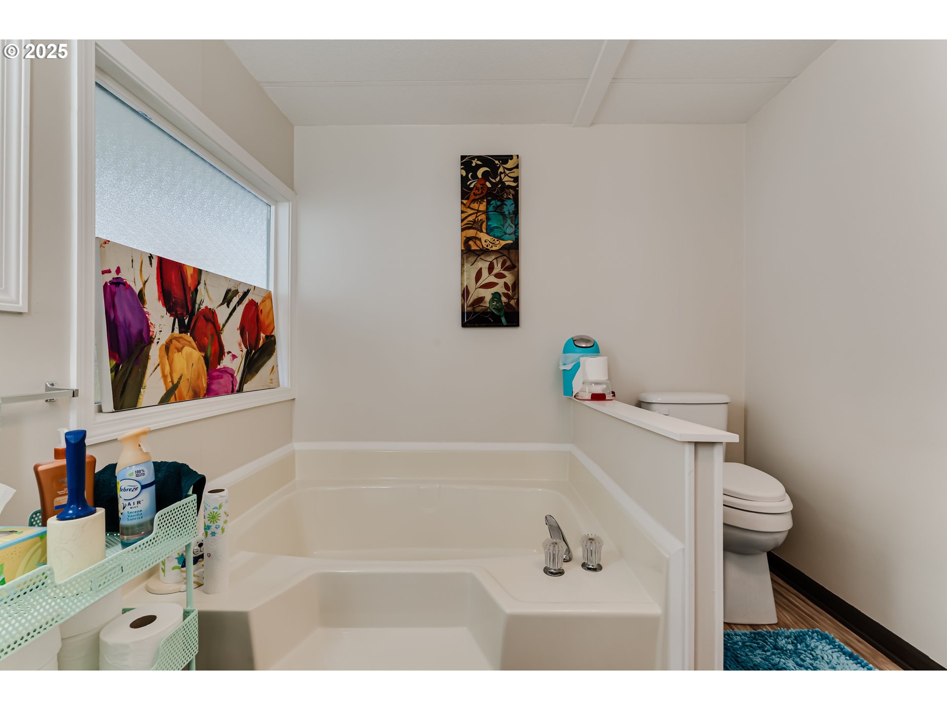 1400 Candlelight Drive, Unit 177 Eugene, OR 97402 - Photo 23 of 32 a bathroom with a bathtub and a sink