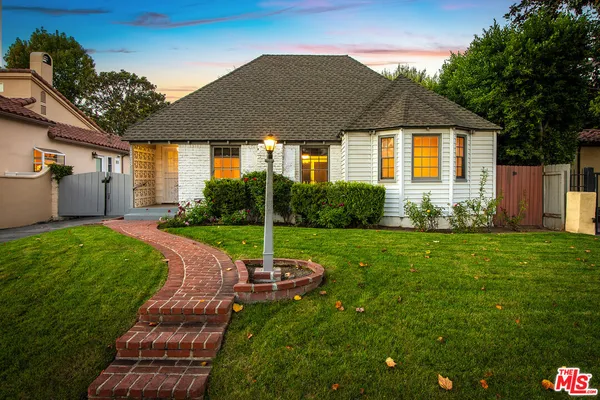 a view of a house with backyard