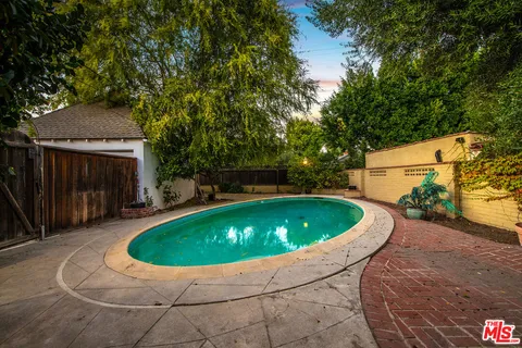 $2,050,000 | 10435 Whipple Street, Toluca Lake, CA 91602