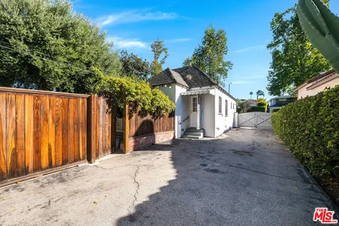 $2,050,000 | 10435 Whipple Street, Toluca Lake, CA 91602