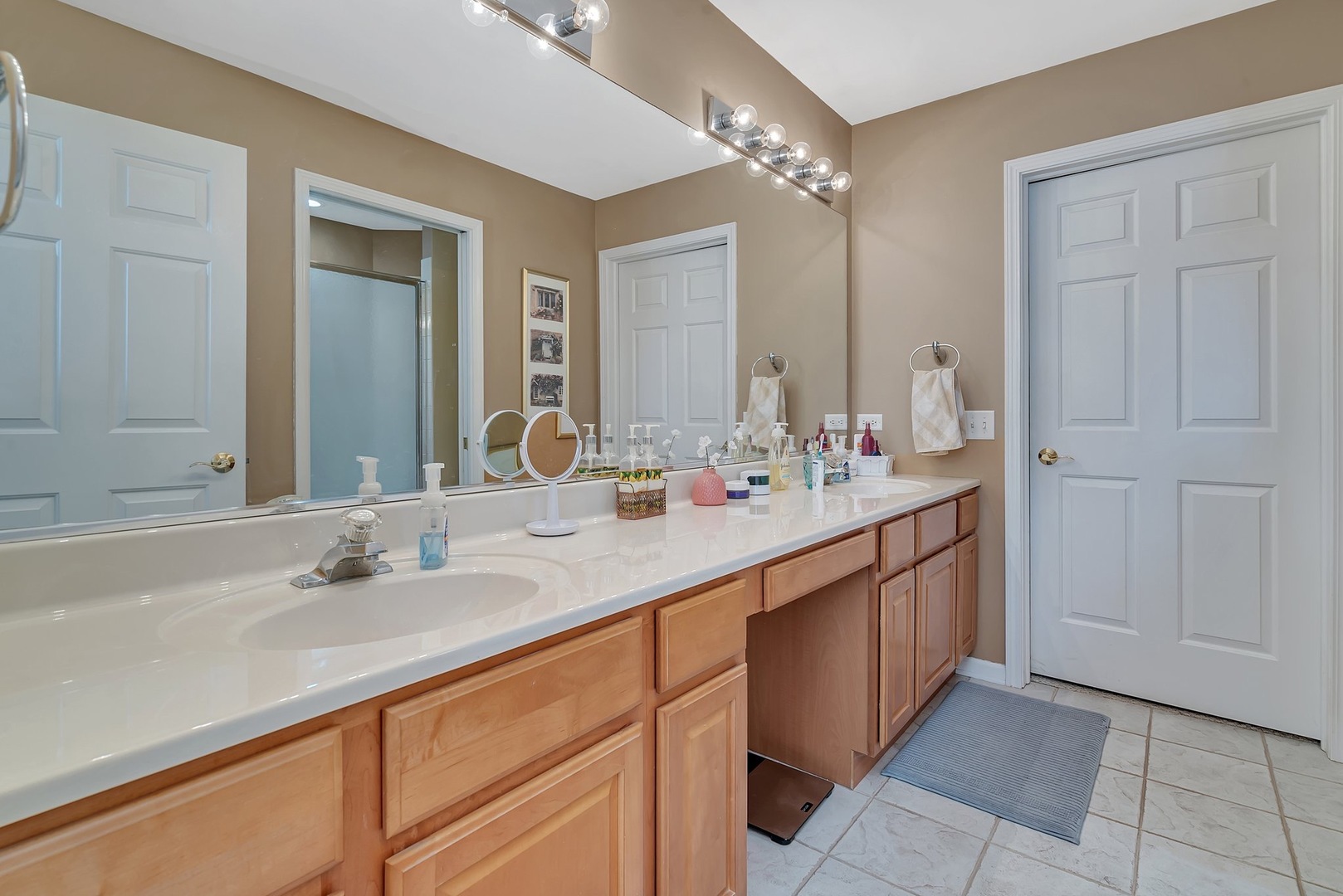 1950 Timbers Edge Circle Joliet, IL 60431 - Photo 20 of 24 a bathroom with double sink and a mirror