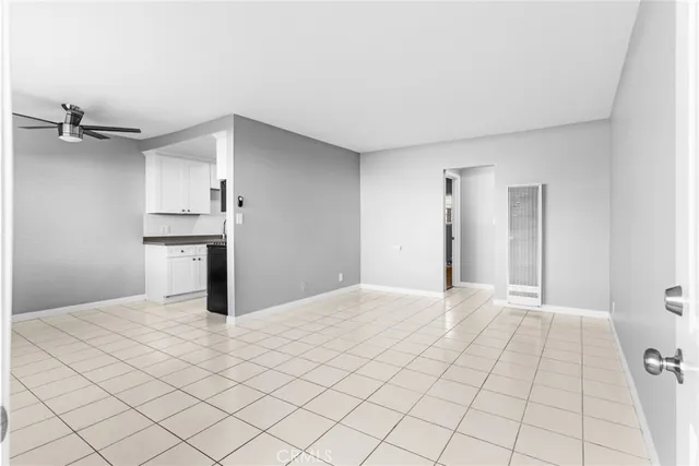 a view of empty room with a ceiling fan and a window
