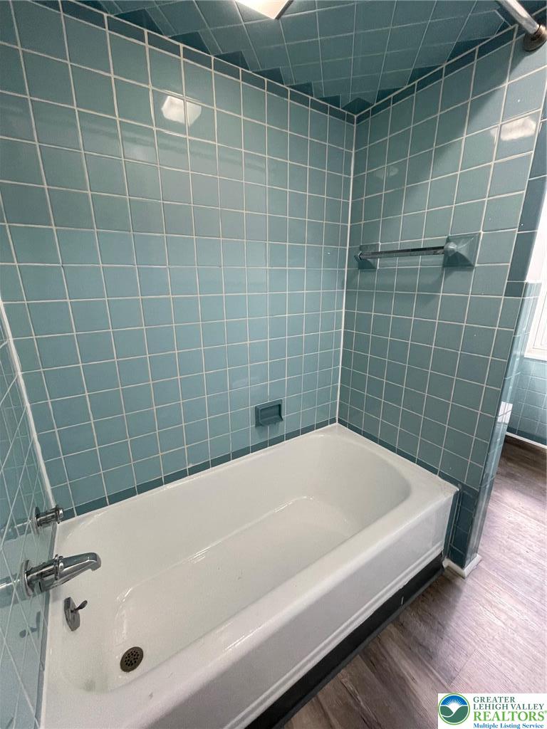 137 South 17th Street Wilson, PA 18042 - Photo 9 of 14 a bathroom with a bath tub