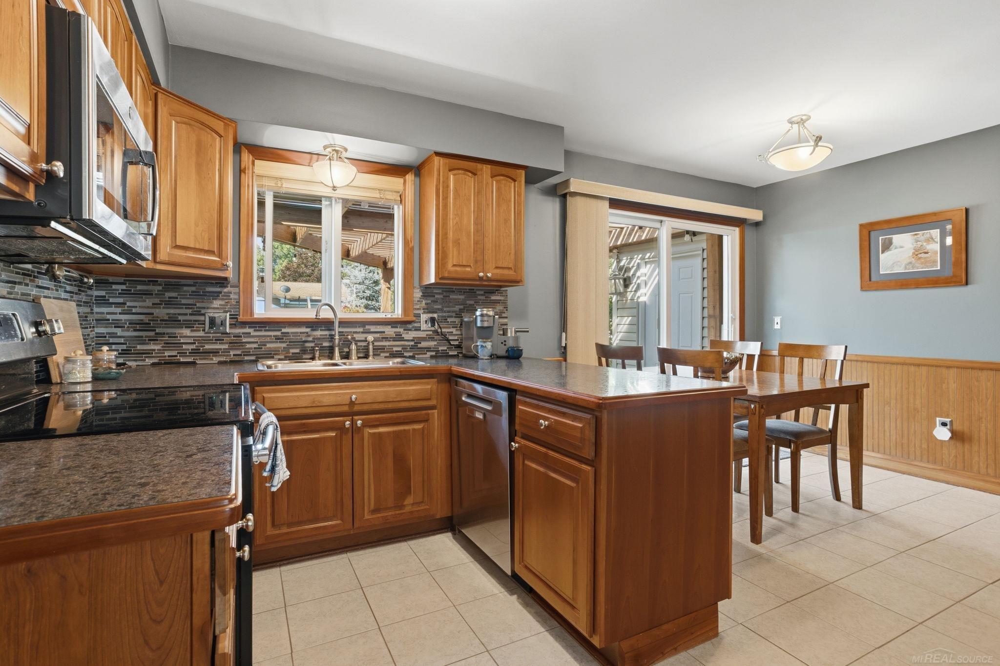34710 Devonshire Road New Baltimore, MI 48047 - Photo 8 of 30 50217636-c9ce57f4-d197-4a5d-b969-1af172d0e8fa.JPG