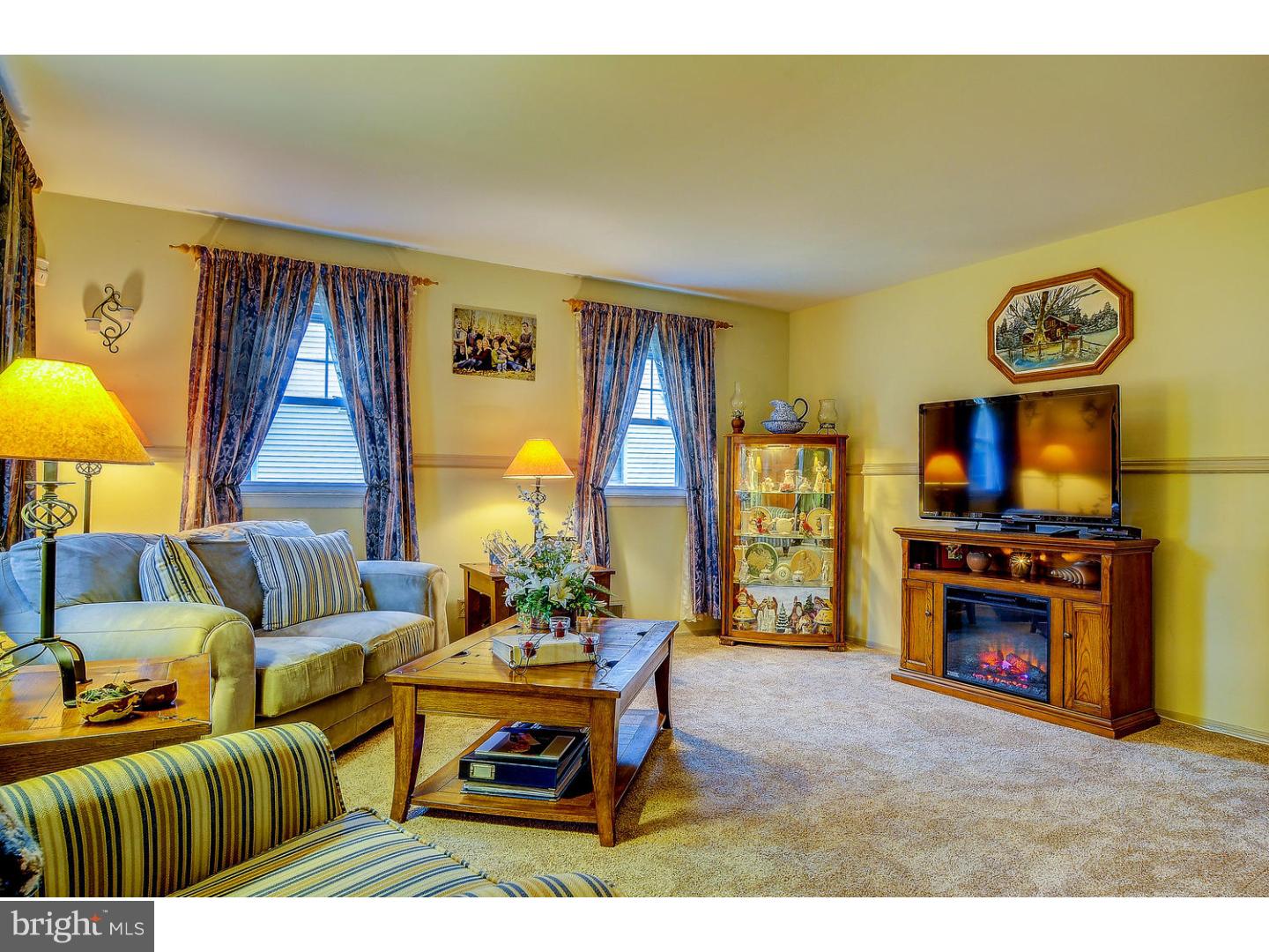 327 Sutherland Road Ewing, NJ 08618 - Photo 3 of 17 Living Room