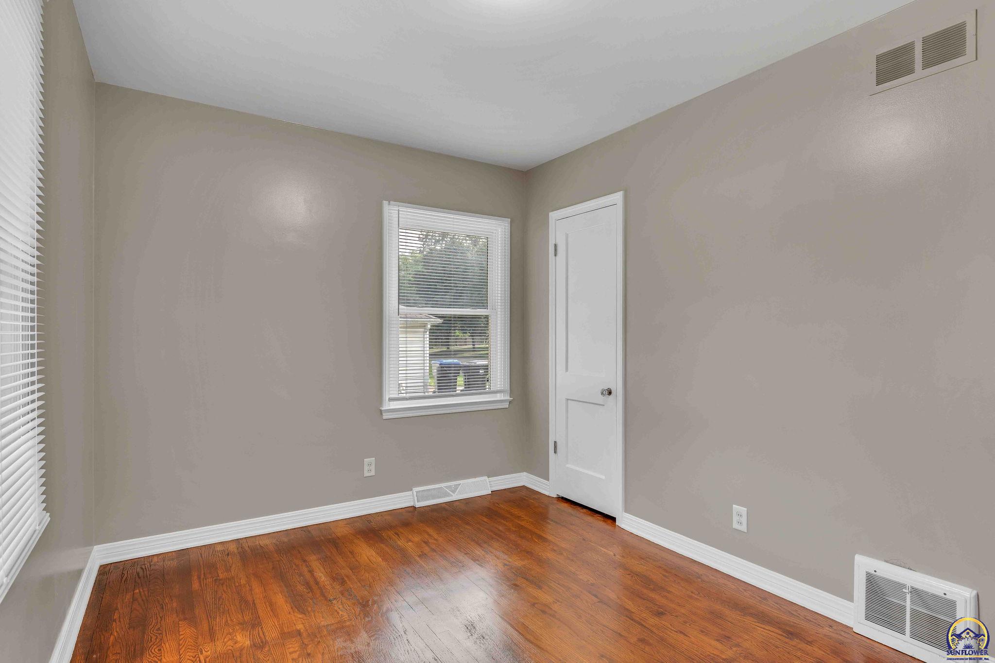 2212 Southwest Burnett Road Topeka, KS 66614 - Photo 23 of 37