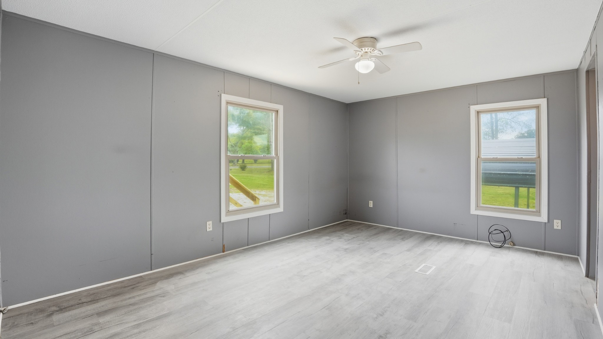 5425 Awalt Road Tullahoma, TN 37388 - Photo 11 of 33 an empty room with windows and ceiling fan