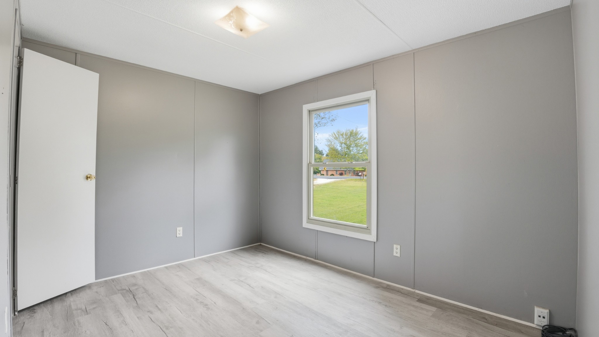 5425 Awalt Road Tullahoma, TN 37388 - Photo 17 of 33 a view of an empty room and a window