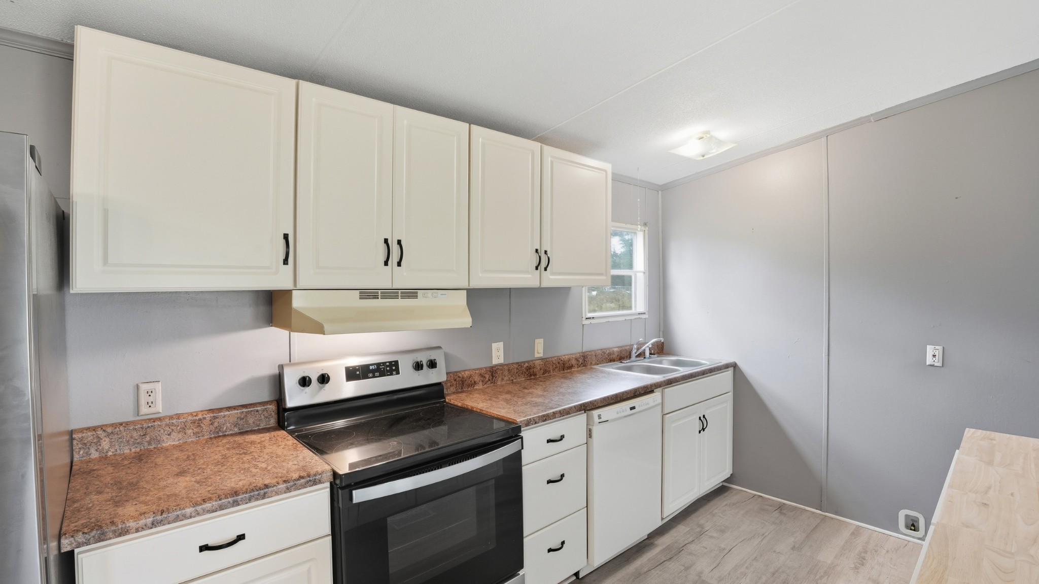 5425 Awalt Road Tullahoma, TN 37388 - Photo 5 of 33 a kitchen with granite countertop white cabinets and white appliances