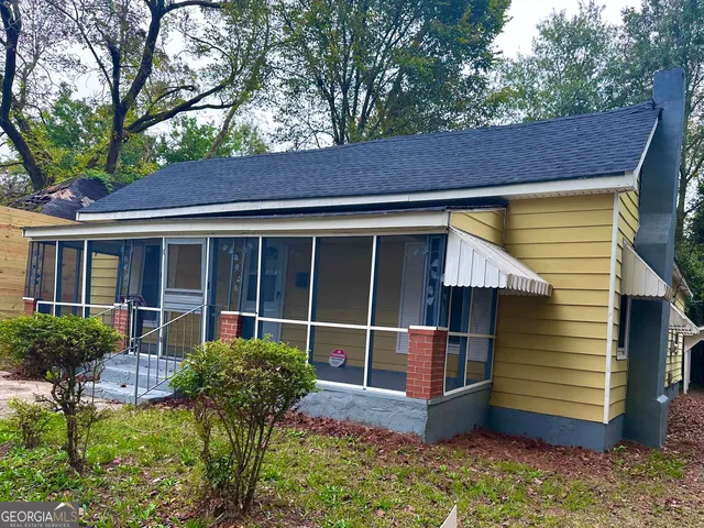 a front view of house with yard