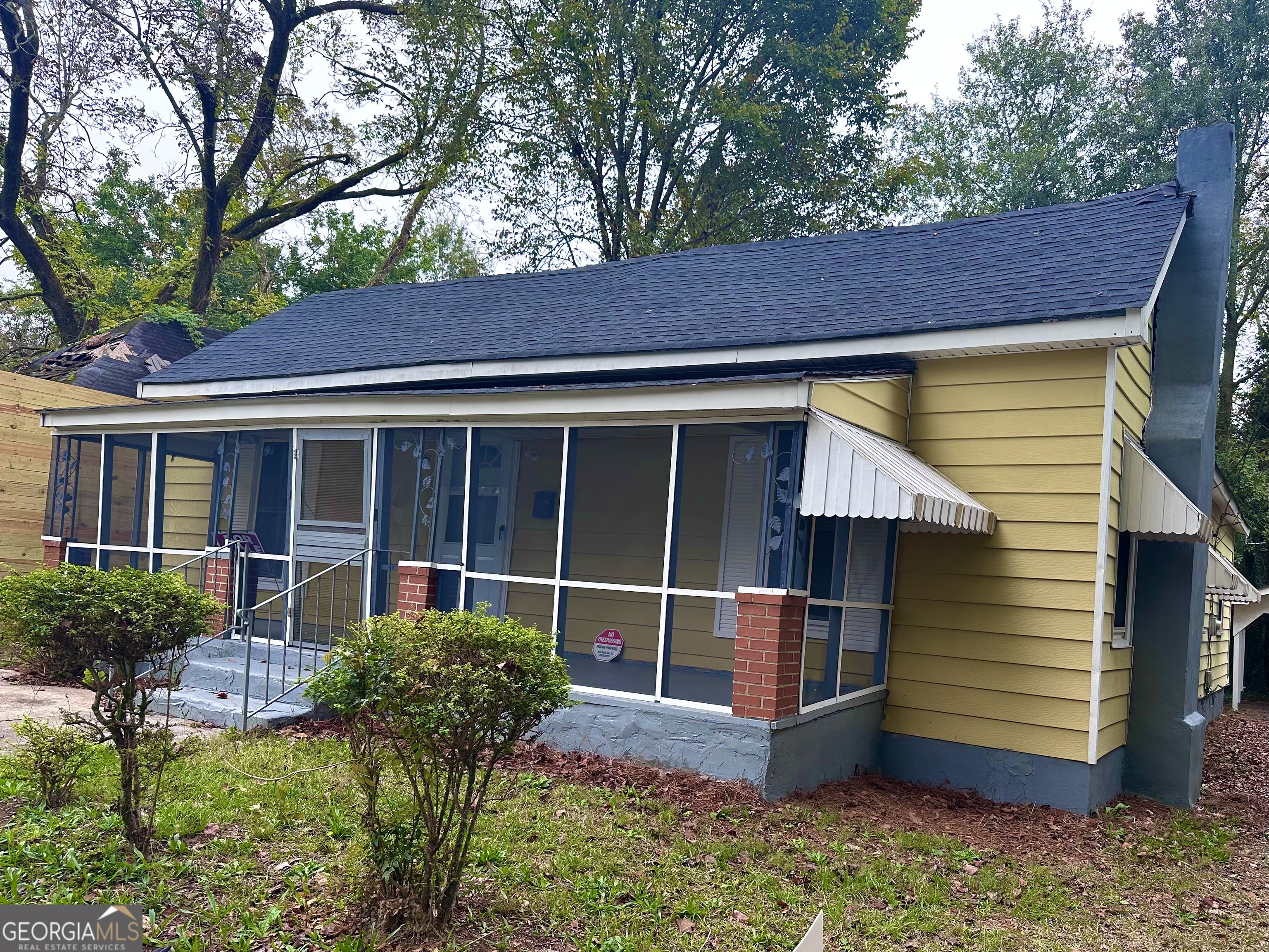 a front view of house with yard