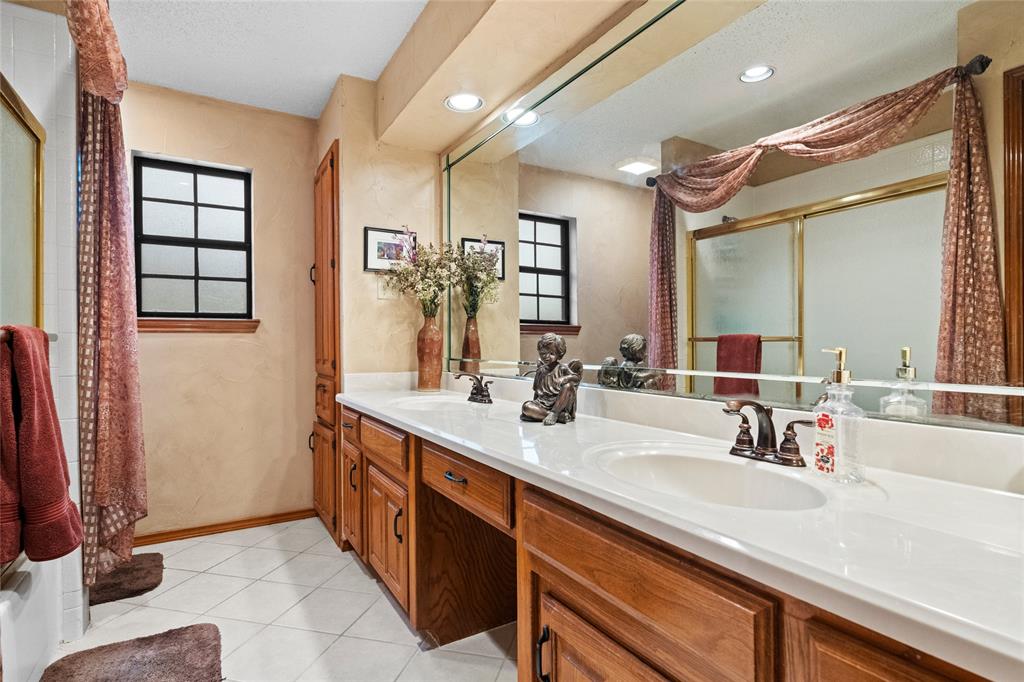 5840 Crystal Drive Midlothian, TX 76065 - Photo 19 of 36 a bathroom with double vanity sinks and a mirror