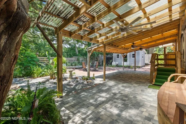 a view of a backyard