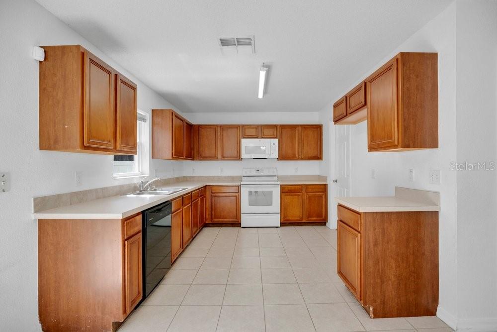 161 Walnut Crest Run Sanford, FL 32771 - Photo 3 of 17