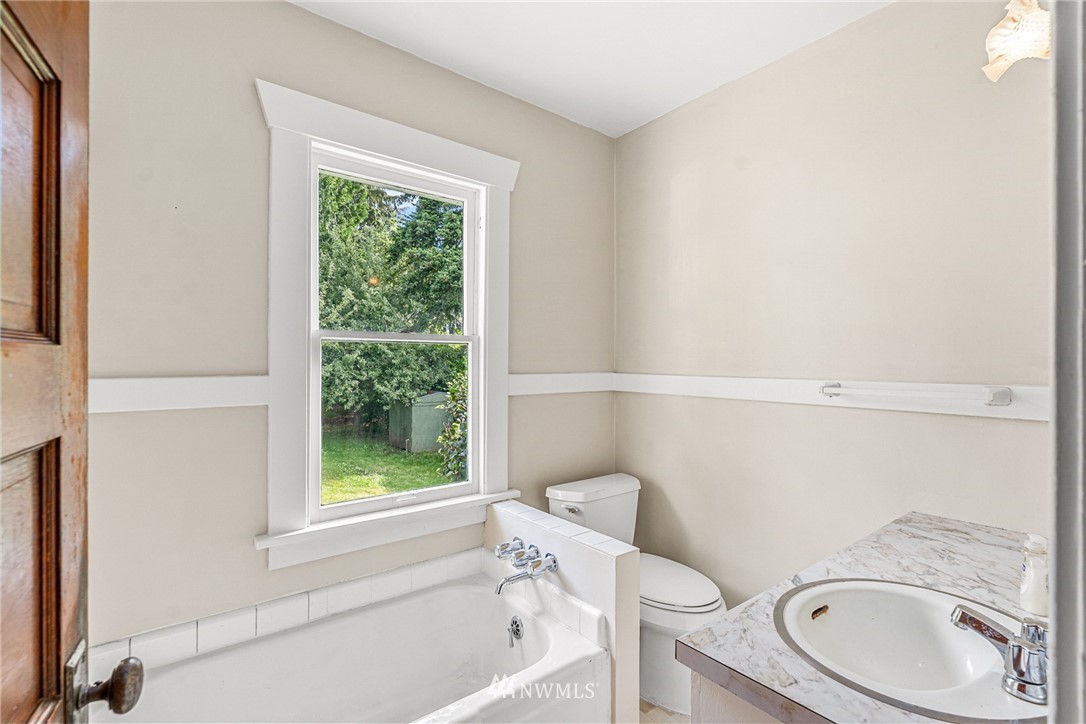 916 Southwest 4th Place Renton, WA 98057 - Photo 14 of 33