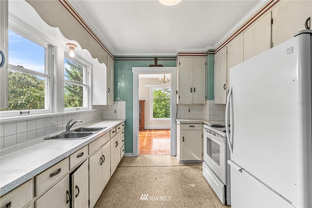 916 Southwest 4th Place Renton, WA 98057 - Photo 7 of 33