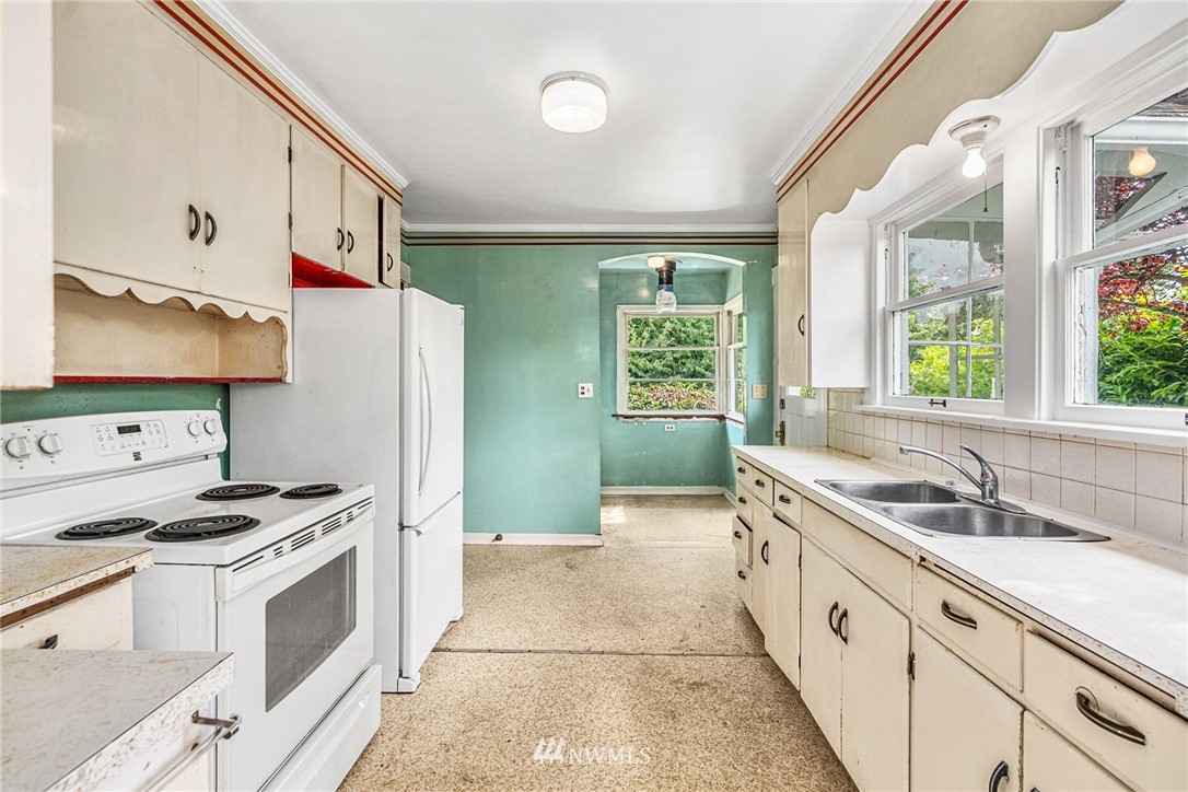 916 Southwest 4th Place Renton, WA 98057 - Photo 8 of 33