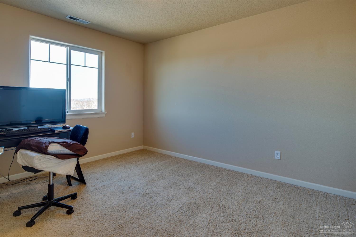 1622 Northwest Rimrock Drive Redmond, OR 97756 - Photo 17 of 22 Bedroom number 1