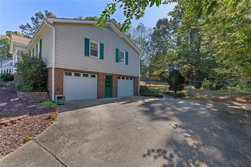 7079 Bridgewood Road Clemmons, NC 27012 - Photo 3 of 30 Gallery Image 3