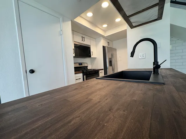 a view of a livingroom with furniture