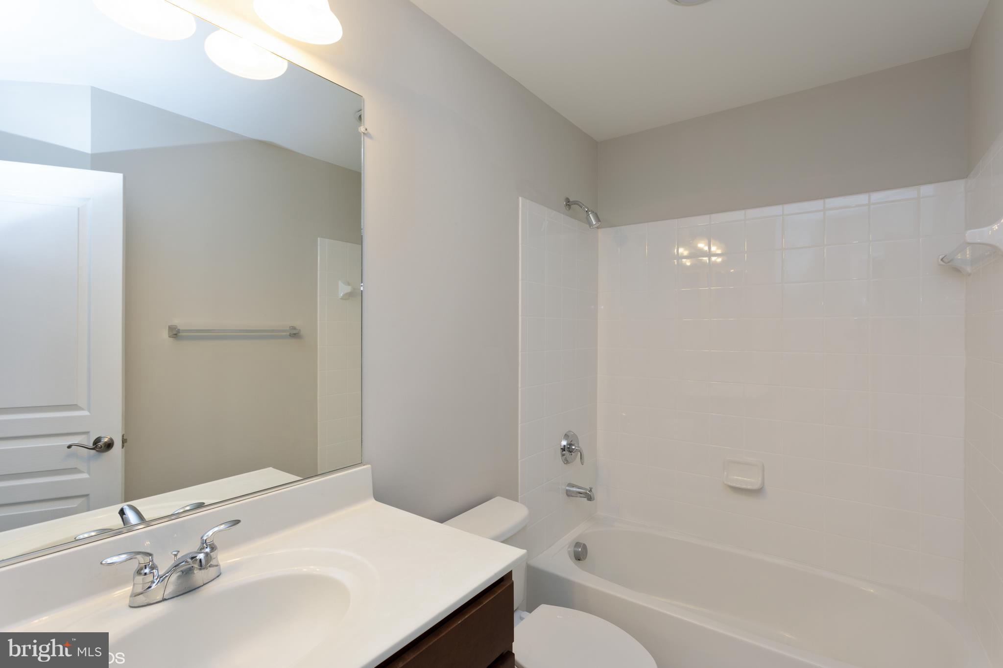 8352 Scotland Loop Manassas, VA 20109 - Photo 19 of 27 Upstairs Hall Bath