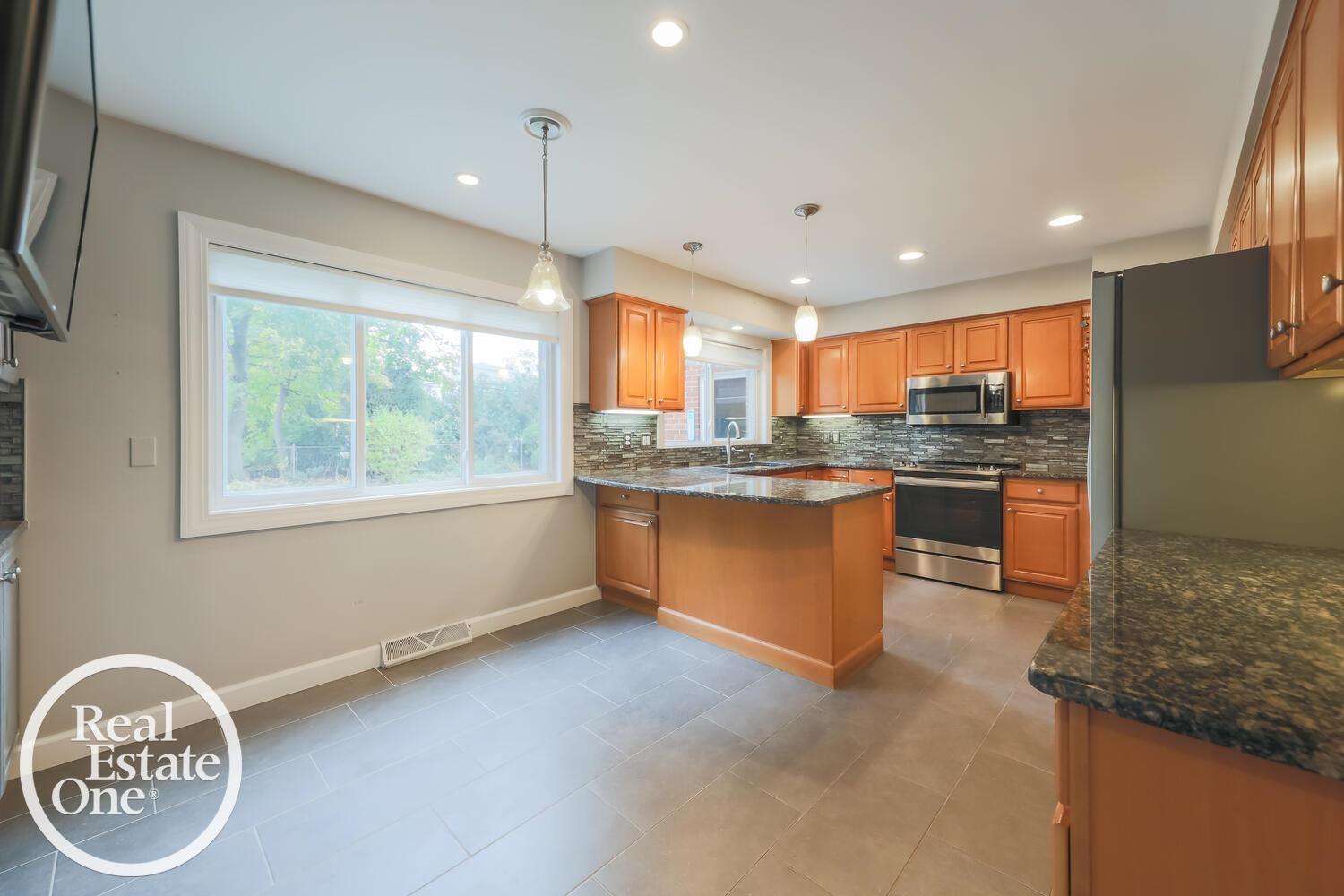 516 Thorntree Road Grosse Pointe Woods, MI 48236 - Photo 13 of 28