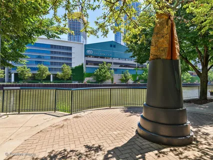$599,500 | 501 North Clinton Street, Unit 2505, Chicago, IL 60654