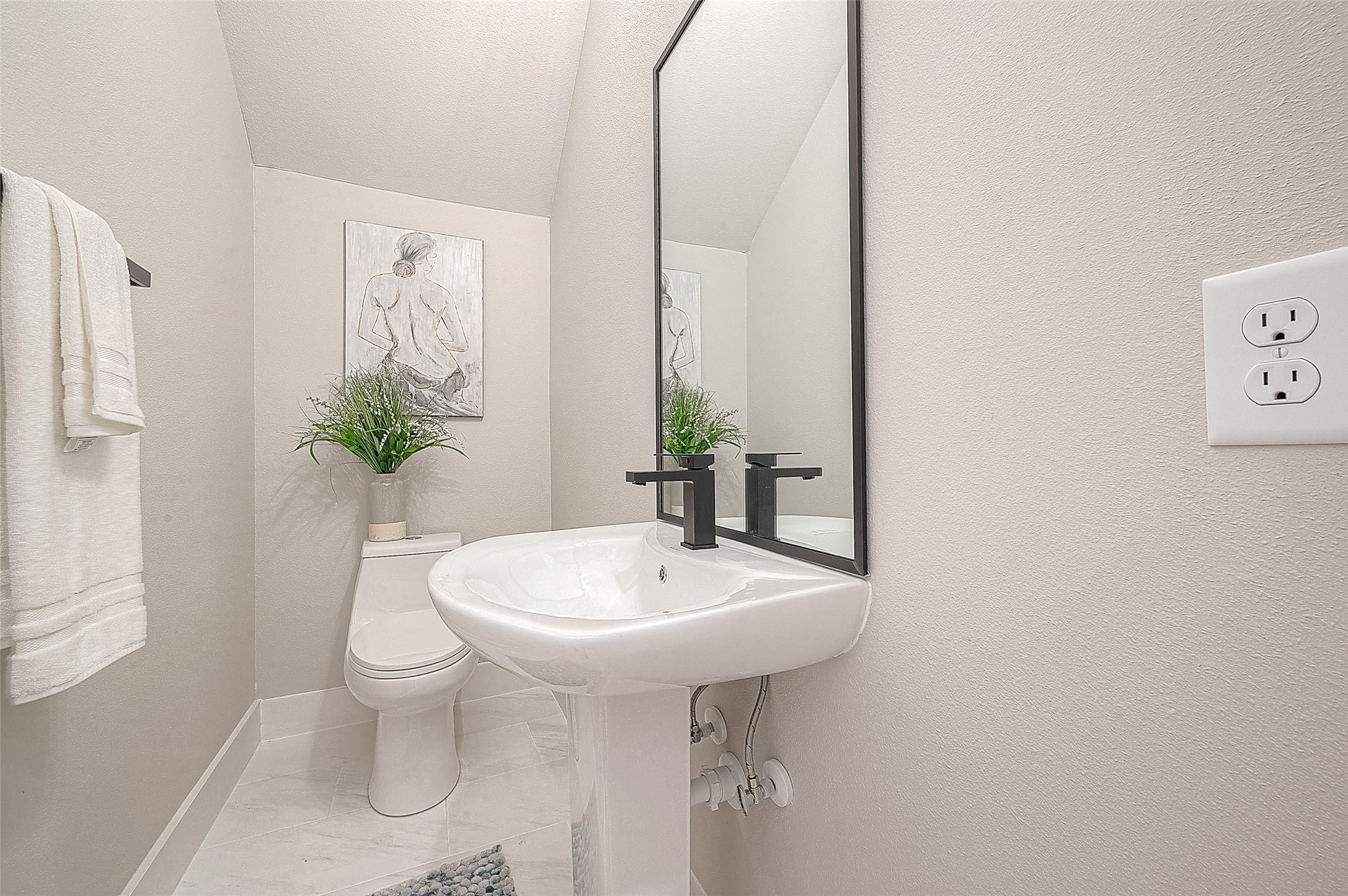 3835 Mainer Street Houston, TX 77021 - Photo 19 of 21 a bathroom with a sink toilet and mirror