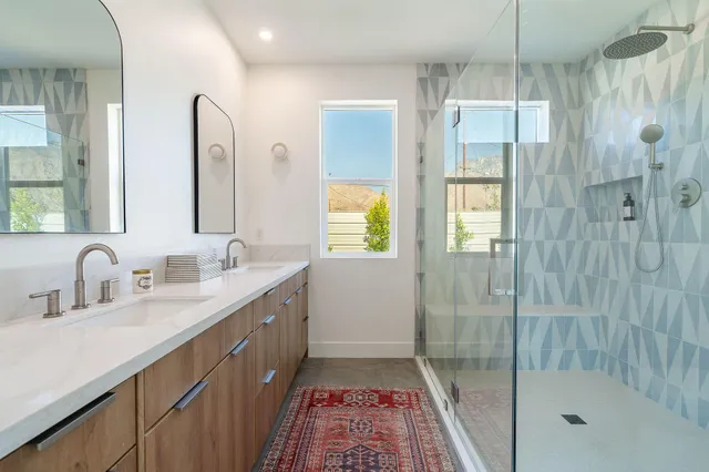 a en suite bathroom with a shower