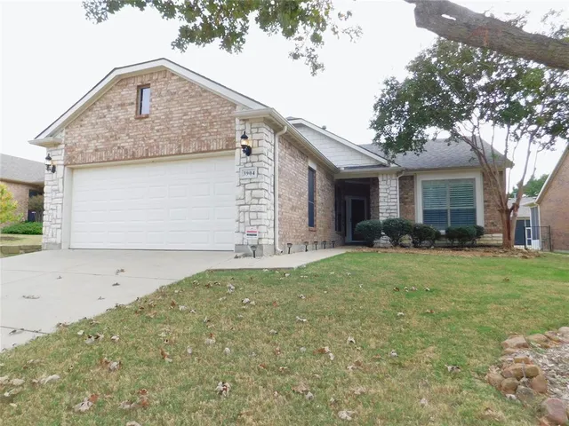 a front view of house with yard