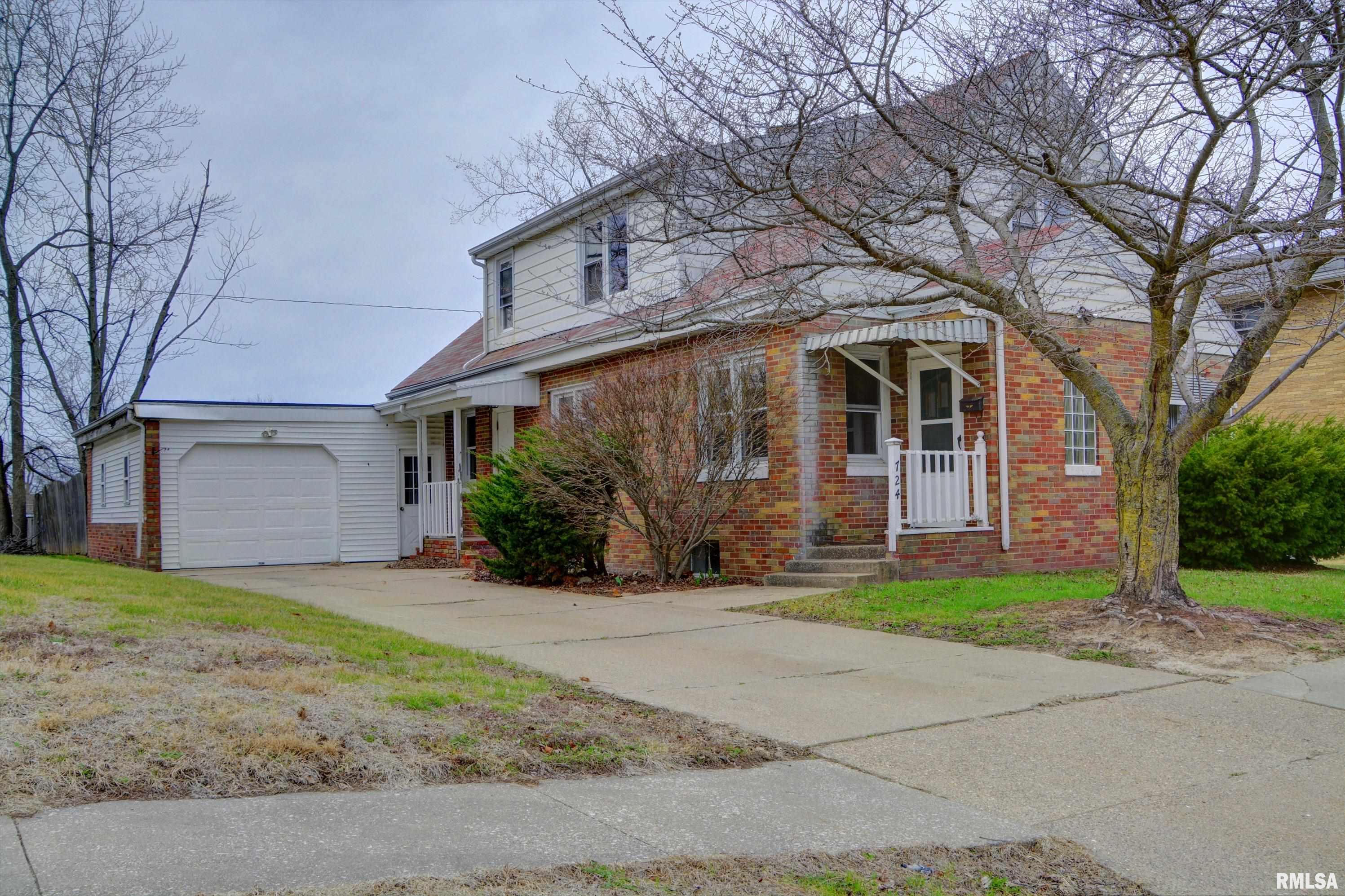 724 North Charles Street Macomb, IL 61455 - Photo 1 of 25