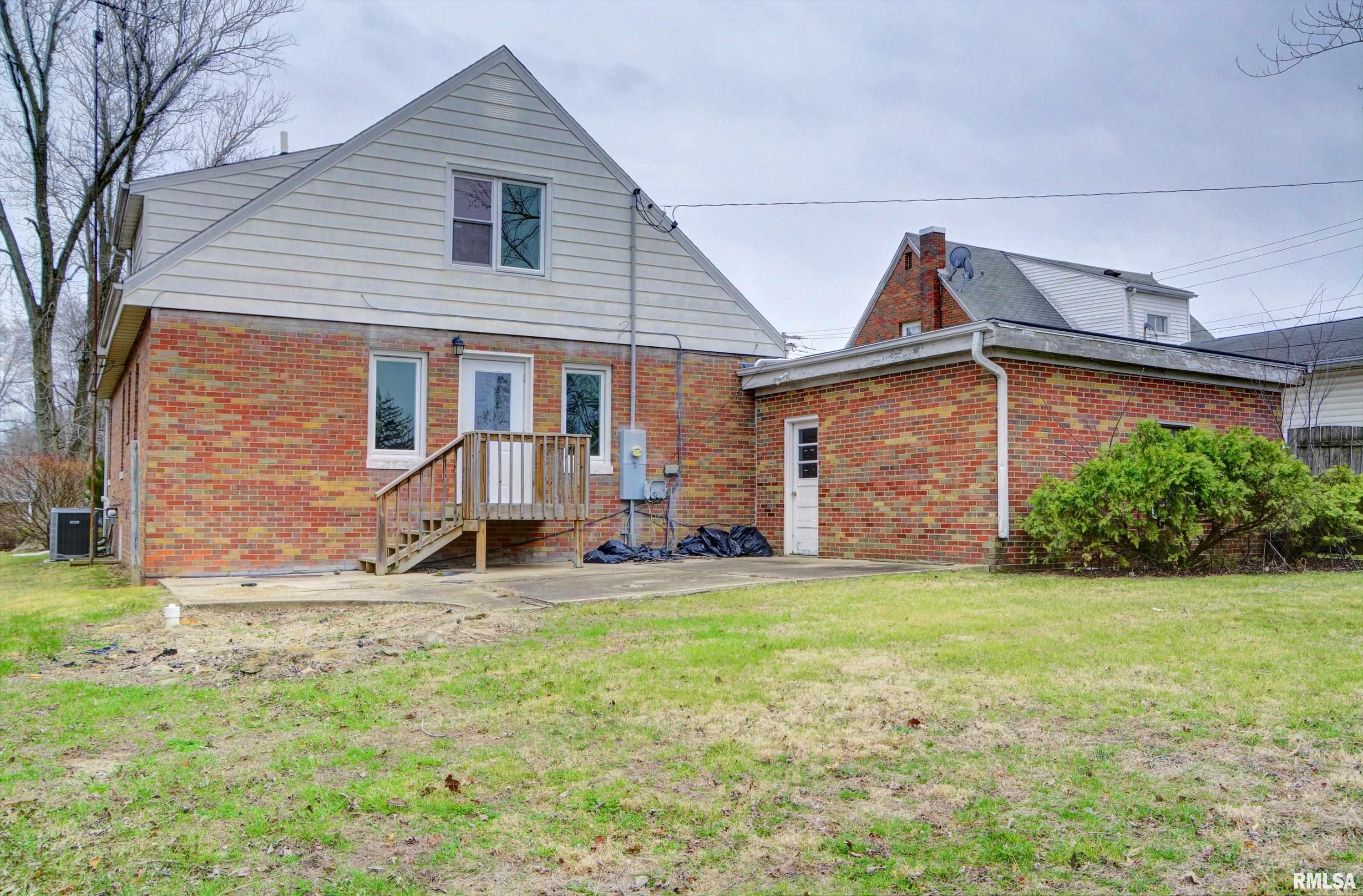 724 North Charles Street Macomb, IL 61455 - Photo 3 of 25