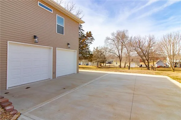 $334,900 | 107 South Jefferson Avenue, Knob Noster, MO 65336