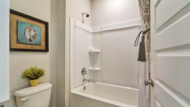 330 Merlin Court Crestview, FL 32539 - Photo 17 of 28 Camden jack and jill tub area