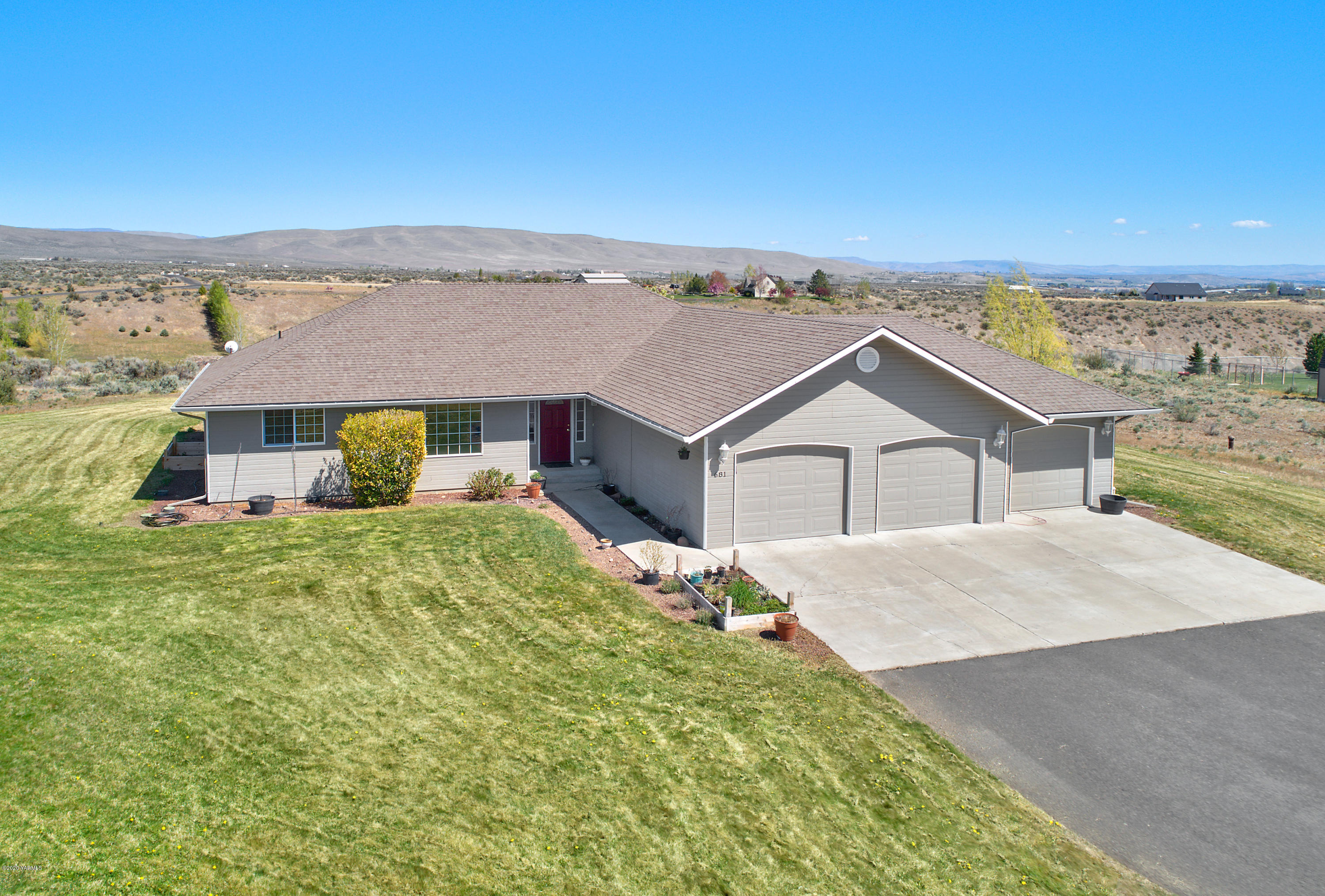 681 Red Tail Road Yakima, WA 98908 - Photo 2 of 21 front view of a house with a yard