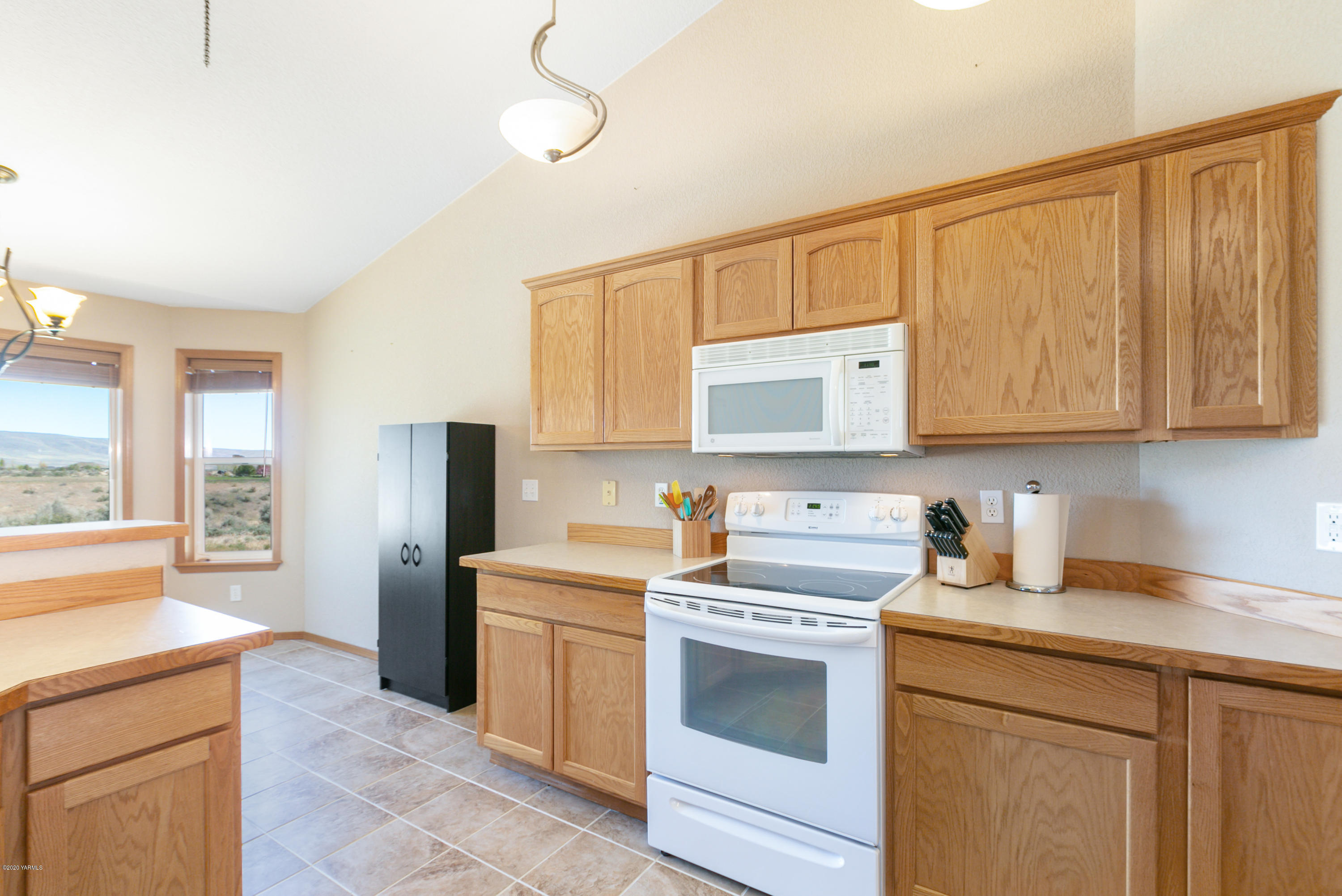 681 Red Tail Road Yakima, WA 98908 - Photo 14 of 21 a kitchen with stainless steel appliances granite countertop a sink stove refrigerator and cabinets