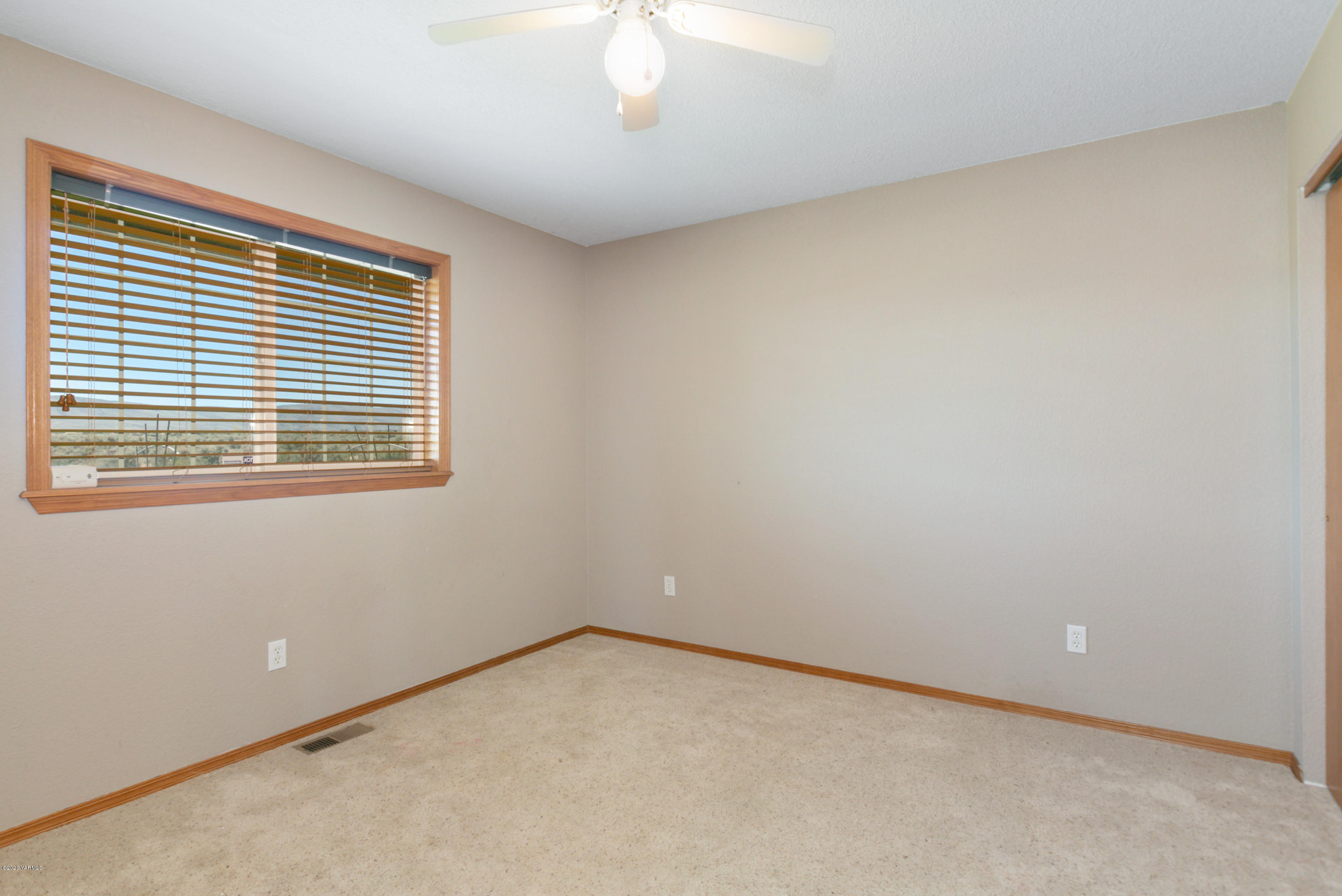 681 Red Tail Road Yakima, WA 98908 - Photo 18 of 21 an empty room with a window