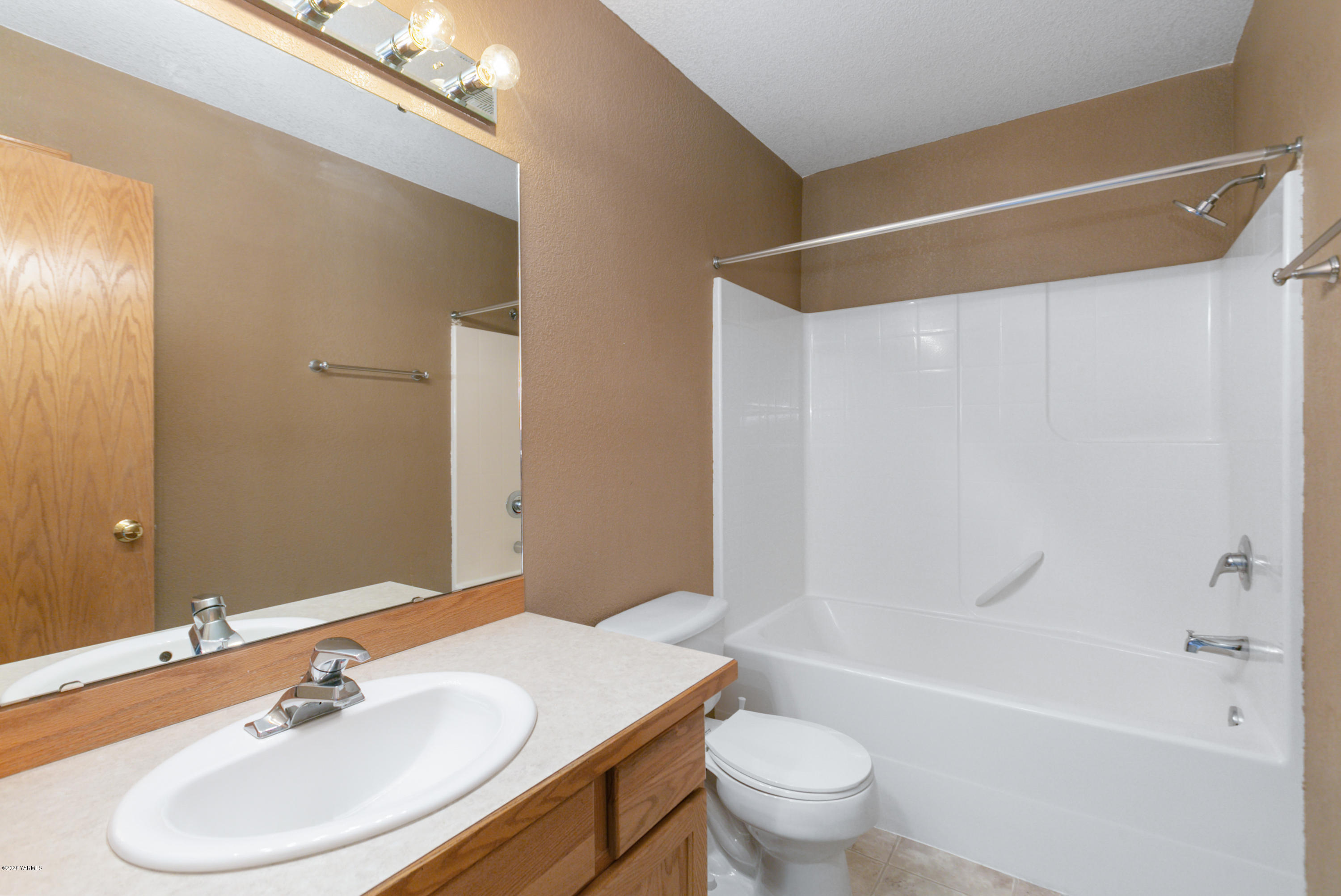 681 Red Tail Road Yakima, WA 98908 - Photo 19 of 21 a bathroom with a sink toilet and shower