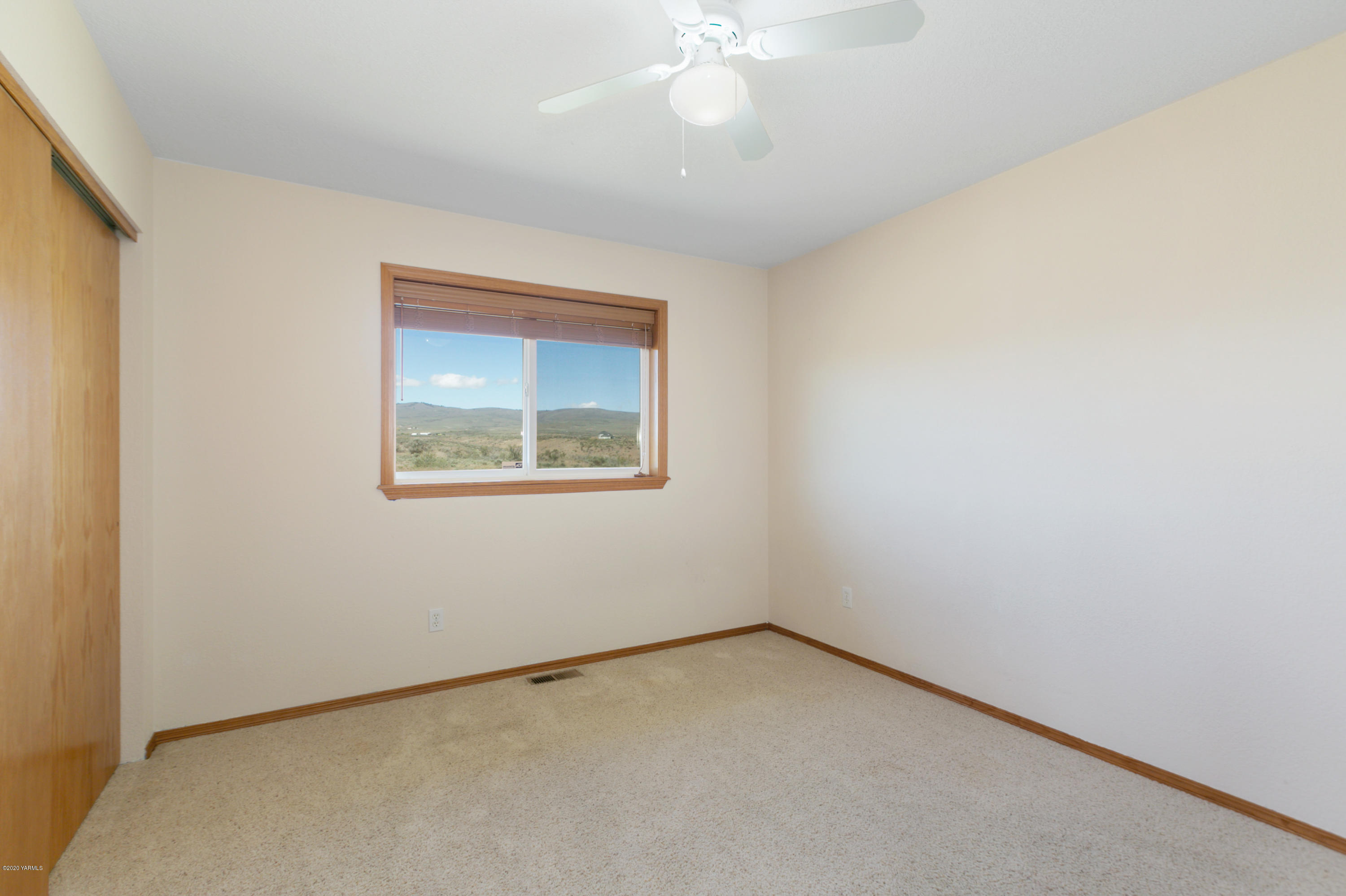681 Red Tail Road Yakima, WA 98908 - Photo 20 of 21 an empty room with a window