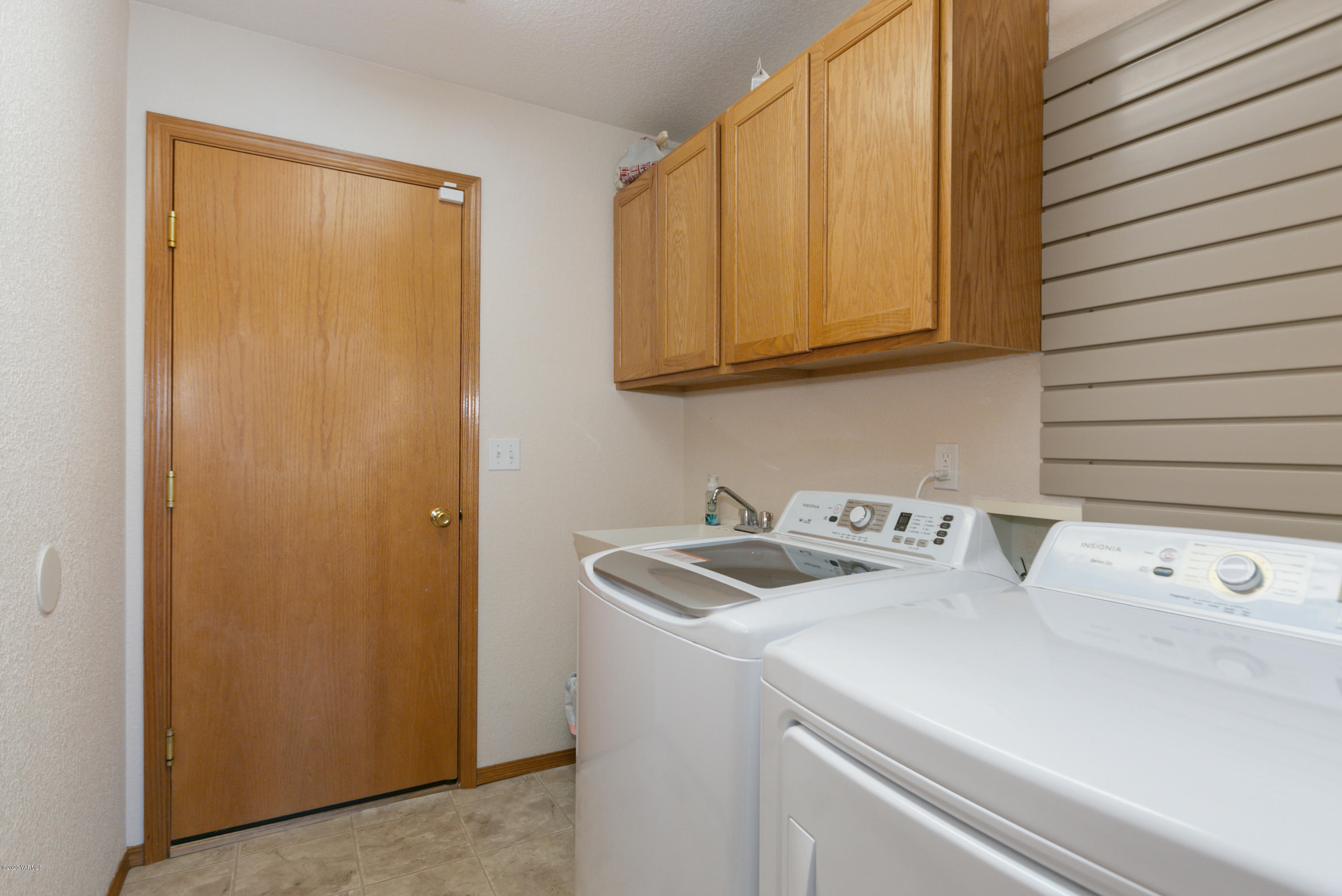 681 Red Tail Road Yakima, WA 98908 - Photo 21 of 21 a utility room with dryer and washer