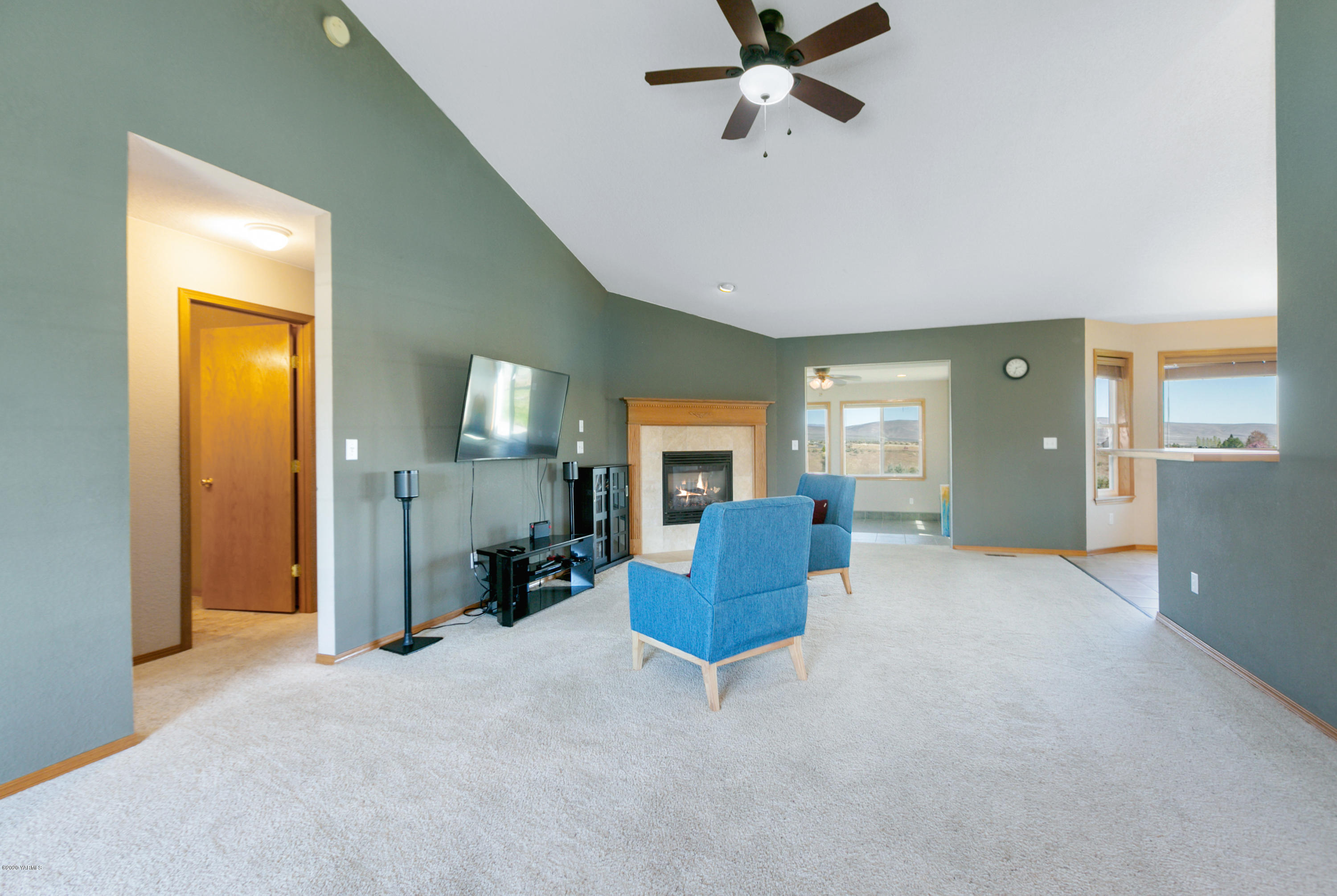 681 Red Tail Road Yakima, WA 98908 - Photo 8 of 21 a living room with furniture and a ceiling fan