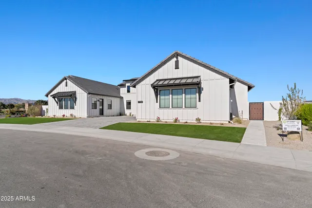 a view of front of house with entertaining space