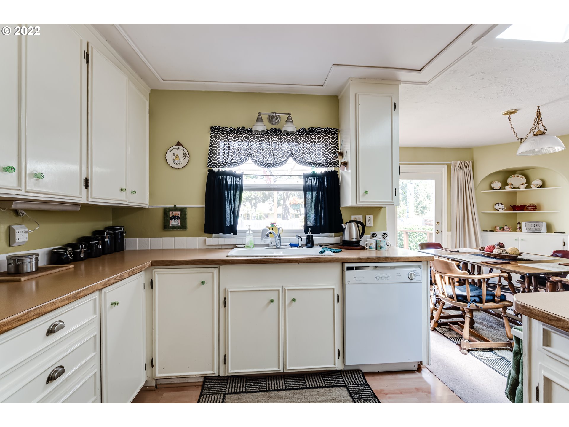369 Knoop Lane Eugene, OR 97404 - Photo 14 of 32 a kitchen with cabinets and chairs