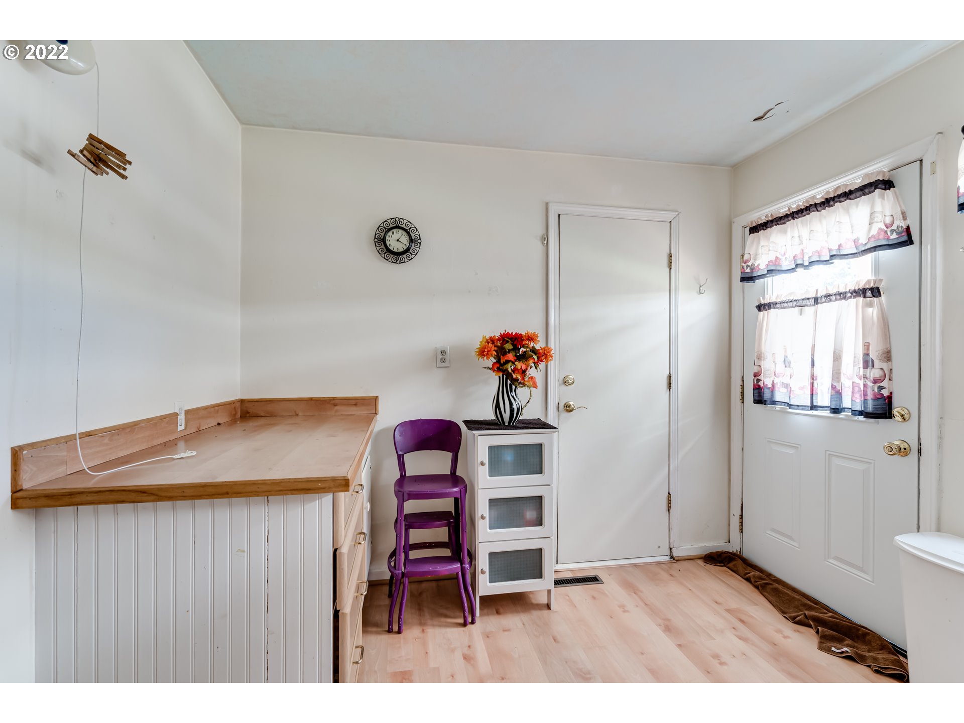369 Knoop Lane Eugene, OR 97404 - Photo 18 of 32 a workspace with furniture and window