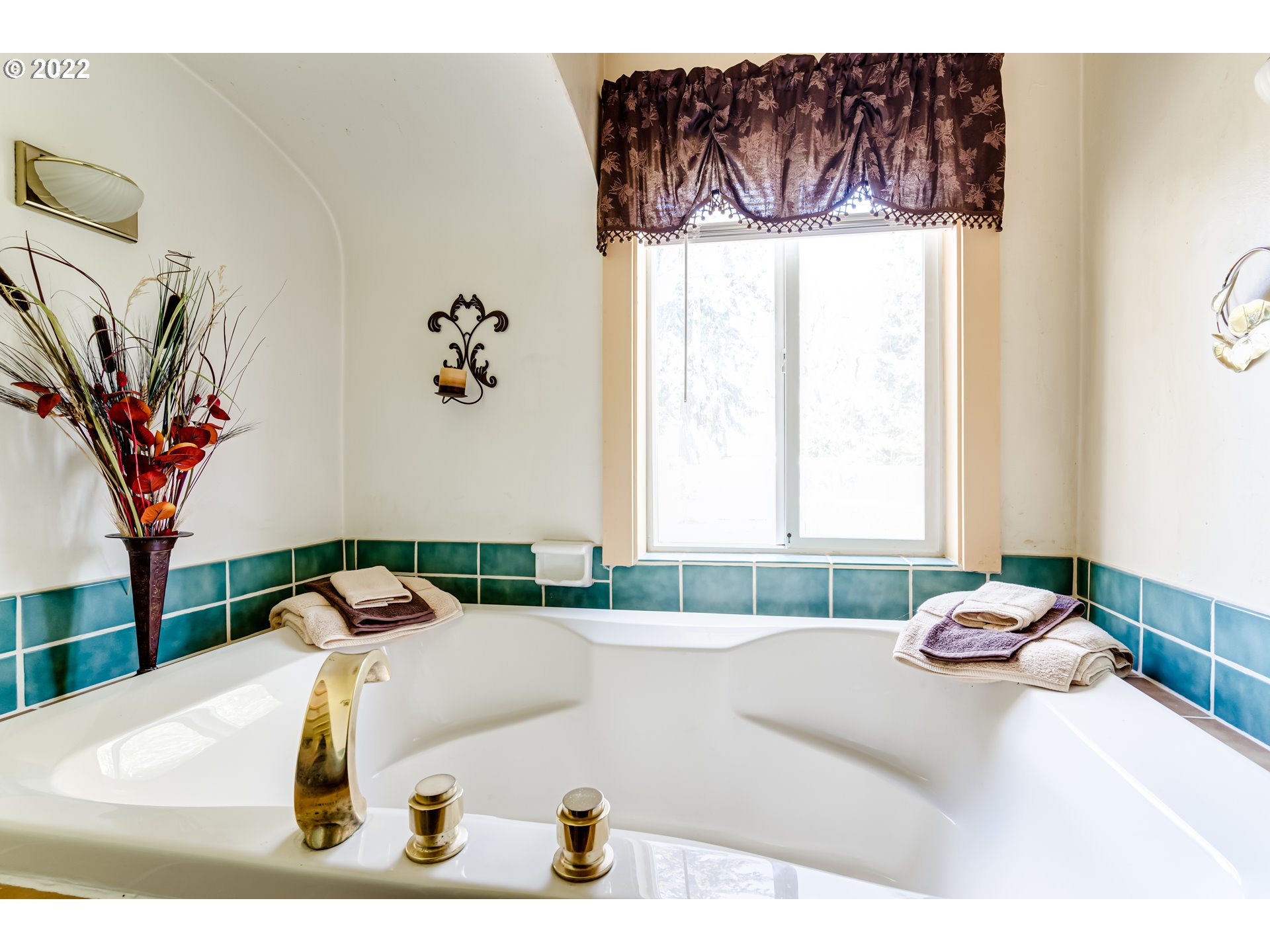 369 Knoop Lane Eugene, OR 97404 - Photo 20 of 32 a bathroom with a tub sink and a window