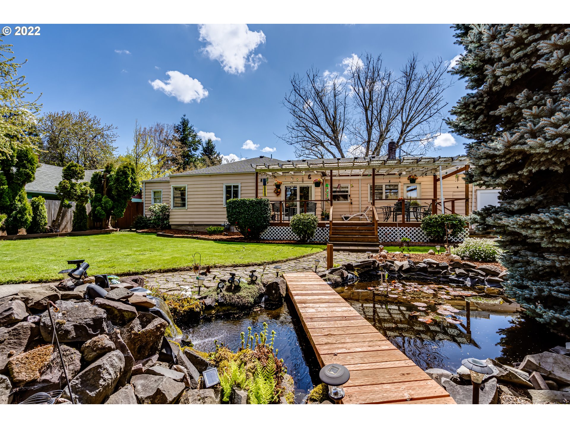 369 Knoop Lane Eugene, OR 97404 - Photo 31 of 32 a view of a house with a yard