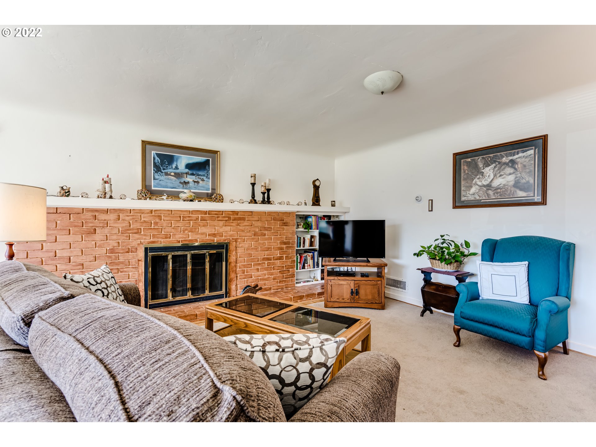 369 Knoop Lane Eugene, OR 97404 - Photo 4 of 32 a living room with furniture and a fireplace