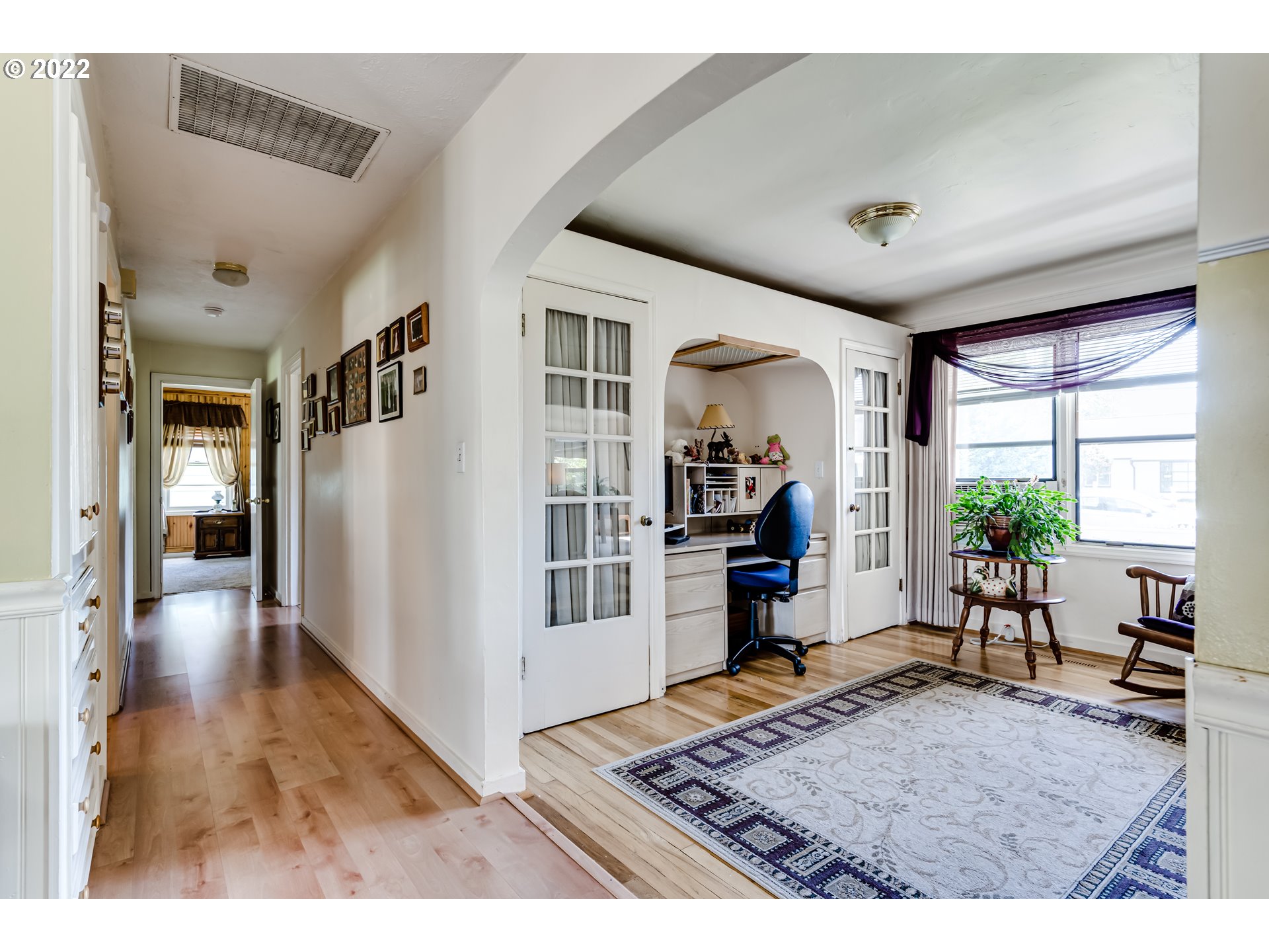 369 Knoop Lane Eugene, OR 97404 - Photo 9 of 32 a living room with furniture and a table